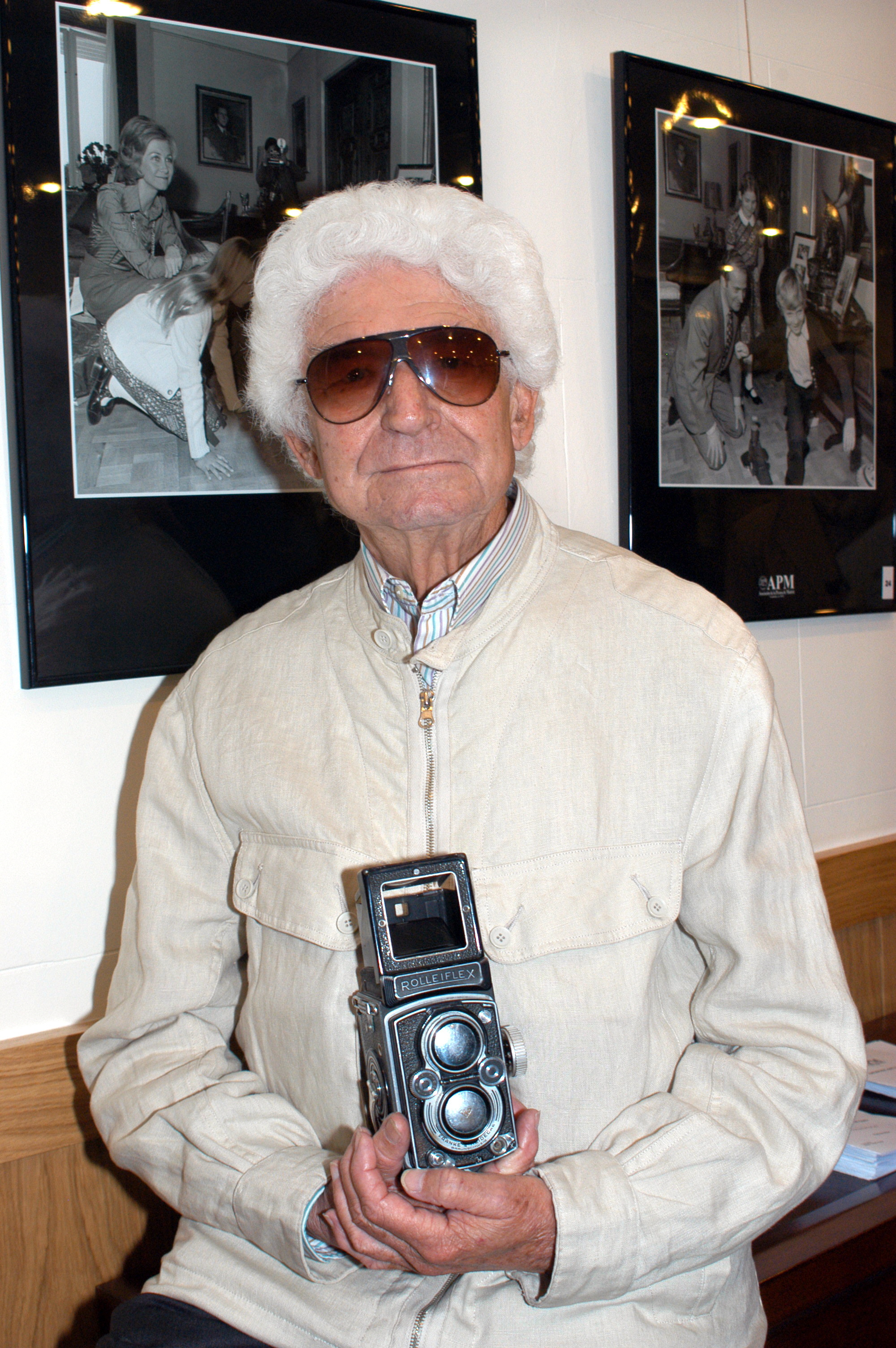 José Pastor posa con su inseparable Rolleiflex, durante la inauguración de la muestra que expuso en la sede de la APM. EFE/Dolores de Lara